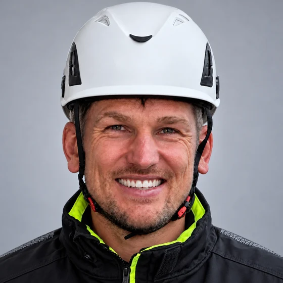 Porträt von Stefan Wolf mit weißem Schutzhelm und Warnjacke